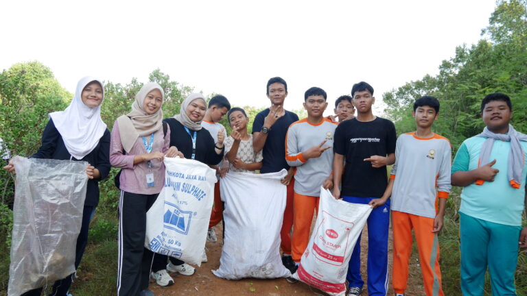 Peringati Hari Peduli Sampah, SMPN 10 Tanjungpinang Bersama Mahasiswa PPG UMRAH dan Koarmada Tanjungpinang Gelar Aksi Memungut Sampah