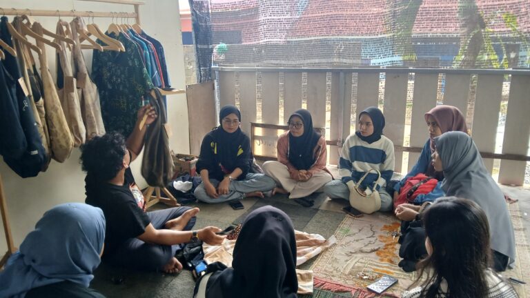 Mahasiswa PPG Bahasa Indonesia Kunjungi Betuah Etnik, Dalami Pewarnaan Alami dari Kulit Mangrove