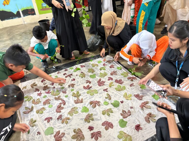 Calon Guru PPG Gelombang 2 UMRAH Gelar Projek Kepimpinan Di Smpn 10 Tanjungpinang: Kenalkan Ecoprint Kukus Dengan Pewarna Alami Dari Kulit Mangrove