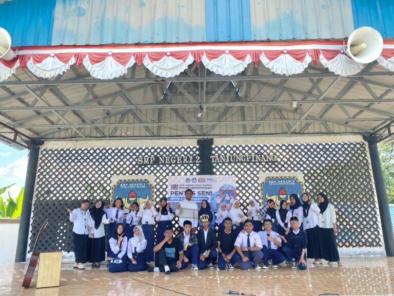 MAHASISWA PPG CALON GURU BIDANG STUDI BAHASA INGGRIS UMRAH GELAR ACARA ENGLISH CLUB VIBE SMP NEGERI 2 TANJUNGPINANG TAMPILKAN TALENTA BAHASA INGGRIS SISWA